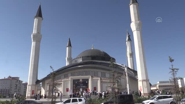 Hacı adayları dualarla kutsal topraklara uğurlandı