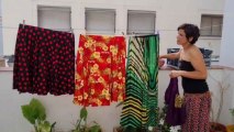 La candidata de Por Andalucía, Teresa Rodríguez, tiende la ropa en su casa de Cádiz el día de la jornada de reflexión.