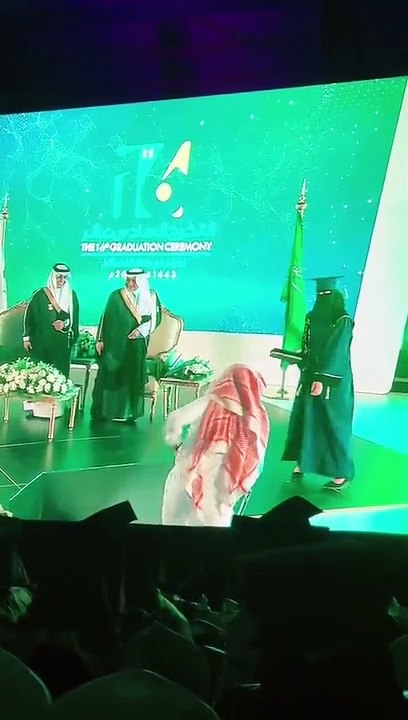 مشهد مؤثر.. أب من ذوي الإعاقة في تبوك يحتضن ابنته احتفاء بتخرجها