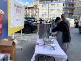 Esenler'de üniversite adayları ile yakınlarına çay ve çorba ikramı
