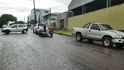 Corsa e S-10 se envolvem em colisão na Rua Ponta Grossa no Bairro São Cristóvão