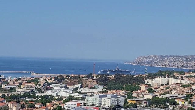 Marseille: Un porte-avions géant au Grand Port