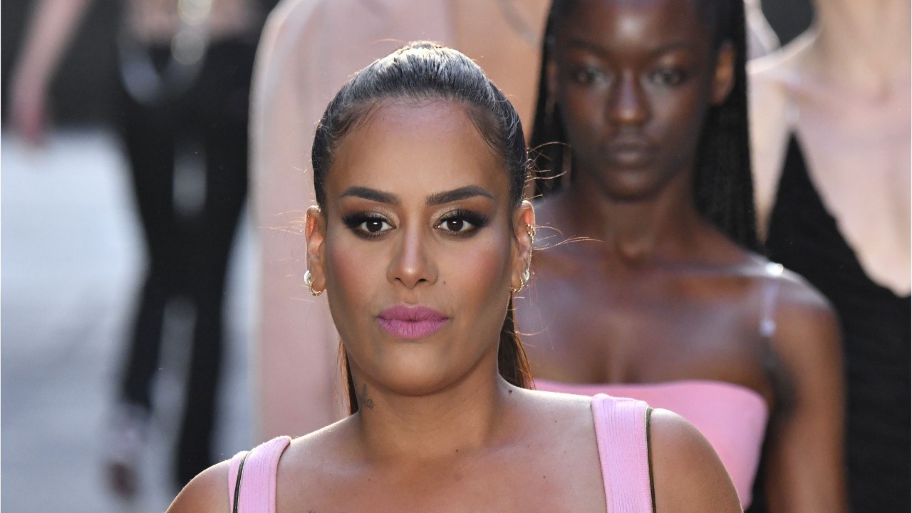 VOICI : Amel Bent maman solo de trois enfants, elle confie avoir « demandé de l’aide "