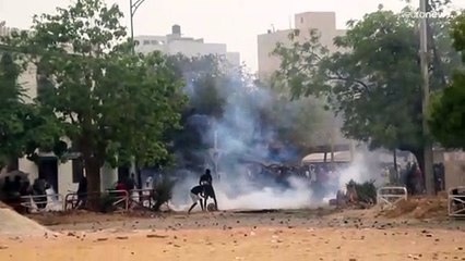 Скачать видео: Nach Demonstrationsverbot: Gewalt eskaliert in Dakar