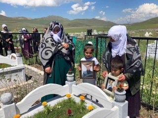 Son dakika haberi... Karayazı şehitleri mezarları başında anıldı