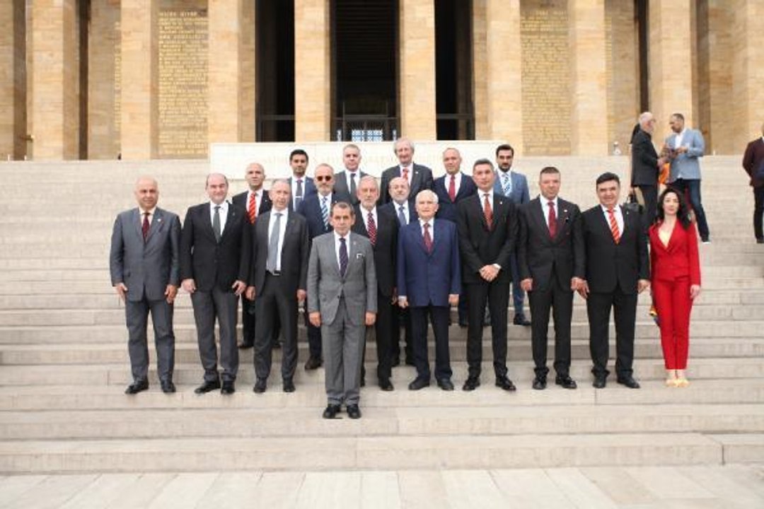 Galatasaray Başkanı Dursun Özbek, yönetim kurulu üyeleriyle Anıtkabir'i ziyaret etti