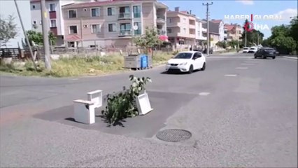 Yol ortasındaki çukura vatandaştan gülümseten önlem