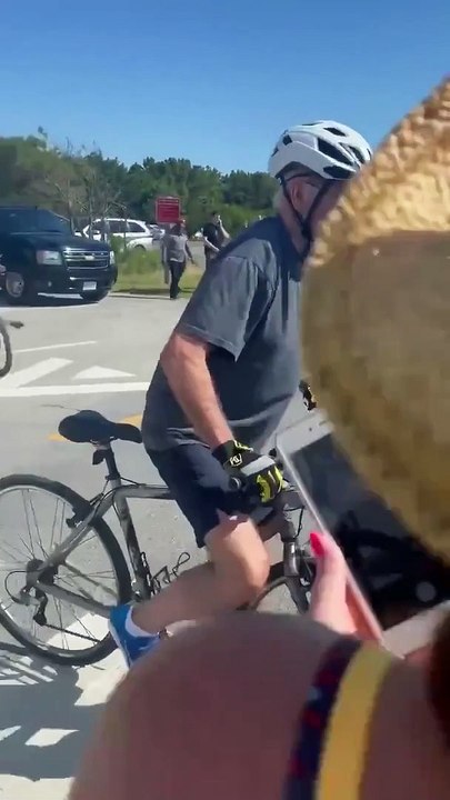 Amerika Birleşik Devletleri(ABD) Başkanı Biden bisikletten düştü