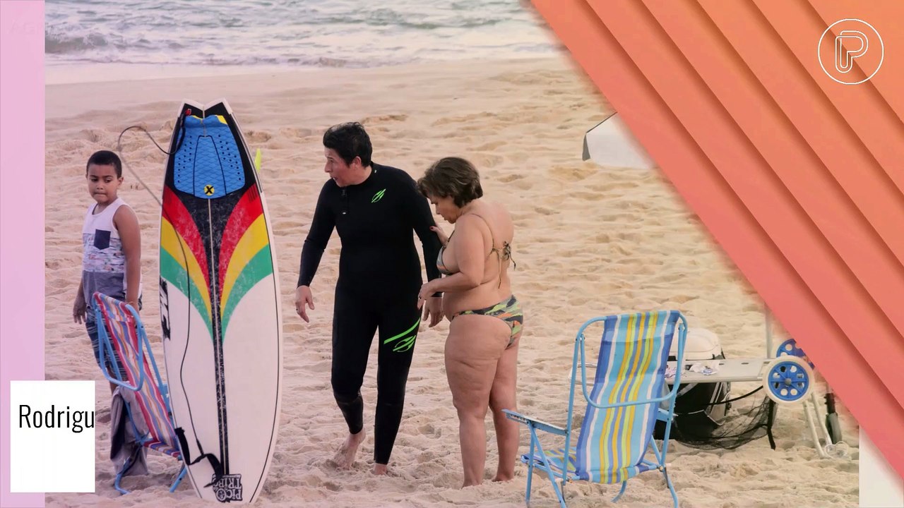 Claudia Rodrigues beija muito a namorada em dia de praia. Fotos!