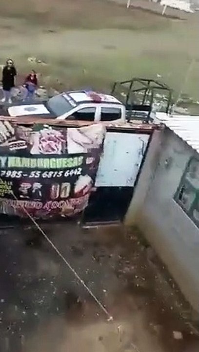 Arrestan a padres que dejaron a su hija dentro de un tanque de agua mientras trabajaban