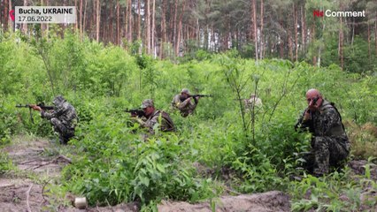 بدون تعليق: المدنيون يتلقون تدريبات عسكرية من الجيش في مدينة بوتشا الأوكرانية