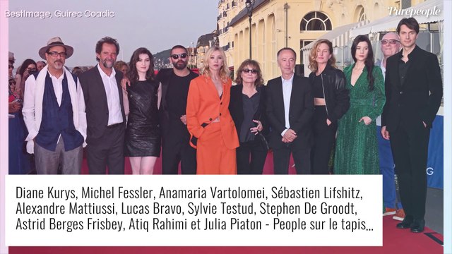 Julia Piaton en crop top face à Frédérique Bel sublime en robe fendue au Festival de Cabourg