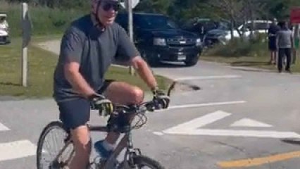 Biden se cae de la bici al parar a saludar a unos vecinos