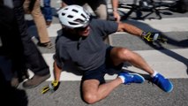 Sa chaussure reste coincée dans le cale-pied, Joe Biden chute à vélo