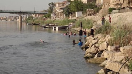 Iraklı gençler sıcaklığa karşı çareyi Dicle Nehri'nde buluyor