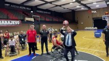 Bakan Çavuşoğlu, Türkiye Tekerlekli Sandalye Basketbol Erkek Milli Takımıyla buluştu