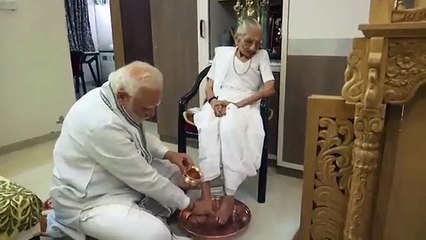 PM Modi: पीएम मोदी का भावनात्मक ब्लॉग, ‘मेरी मां जितनी सरल हैं, उतनी ही असाधारण हैं’