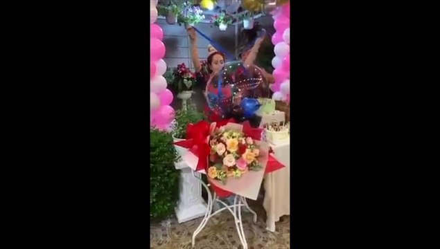 Clip: Rút quà sinh nhật, người phụ nữ vô tình làm bay mất 5 triệu