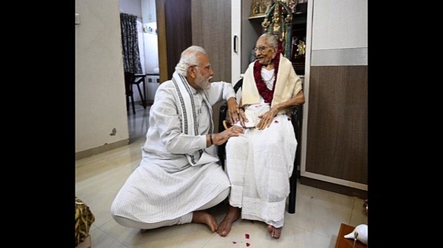 पीएम मोदी ने मां के 100वें जन्मदिन पर भावुक होकर किया ब्लॉग पोस्ट