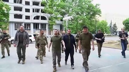 Zelensky visita front sul; Kiev homenageia líder da revolução de Maidan morto em combate