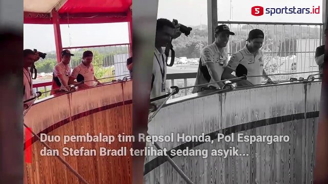 Momen Stefan Bradl dan Pol Espargaro Sedang Asyik Nonton Atraksi 'Tong Setan' Jelang MotoGP Jerman 2022