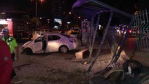 İstanbul'un göbeğinde feci kaza! Makas atan araç, otobüs durağına daldı: 1'i ağır 5 yaralı