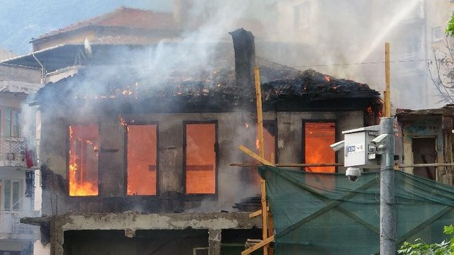 Yüzlerce yıllık tarihi bina böyle yandı : Mahalleli film izler gibi izledi