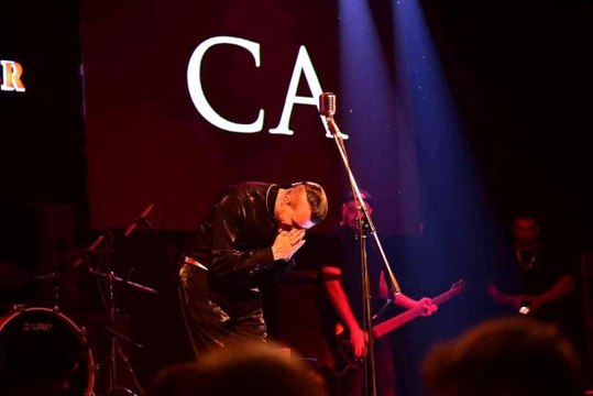 Cem Adrian Bursa dinleyicisini performansıyla etkiledi