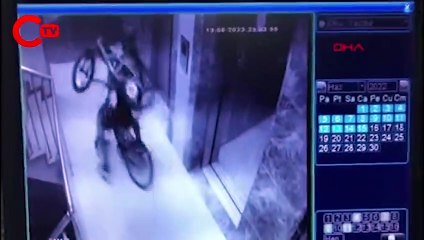 Çaldığı bisikletin birini sürüp, diğerini sırtına alıp kaçtı