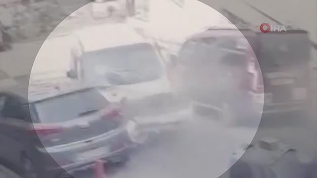 İstanbul’da korku dolu anlar kamerada: Kontrolden çıkan araç ortalığı adeta savaş alanına çevirdi