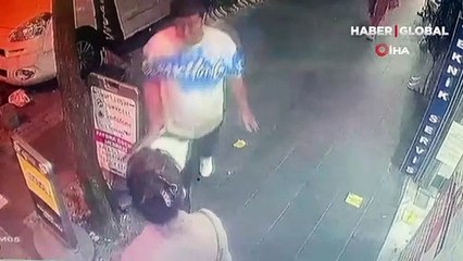 Akıl almaz anlar: İstanbul'da bir adam yolda yürüyen kadını tokatladı!