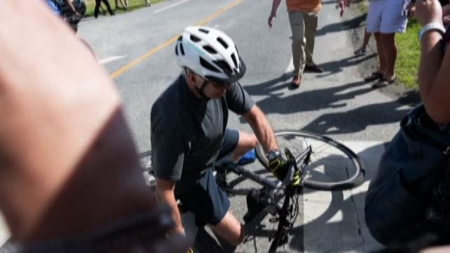 Usa, Biden cade dalla bicicletta, si rialza e rassicura: Sto bene