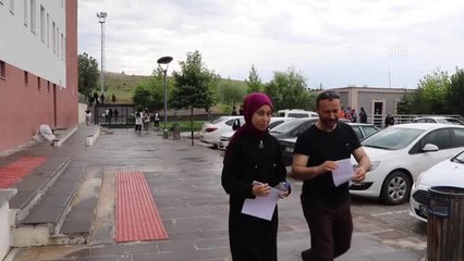 Baba, kızının heyecanını paylaşmak için YKS'ye girdi