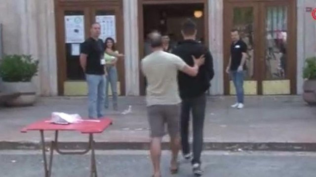Okula gelip sınava girmekten vazgeçti, vatandaş ikna etti