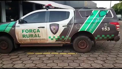 Descargar video: Homem é detido pela GM após ser acusado de agredir a companheira no Bairro Neva