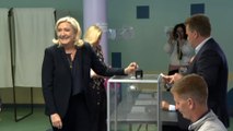 Législatives: Marine Le Pen vote à Hénin-Beaumont