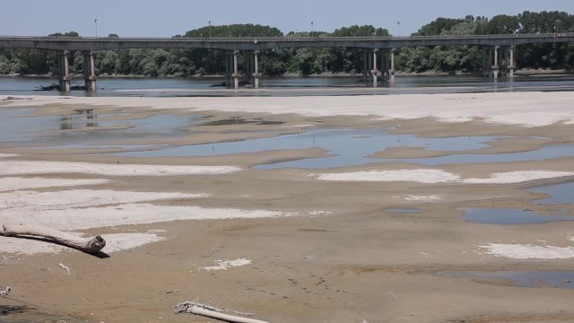 Siccita', il fiume Po in secca a Sermide nel Mantovano
