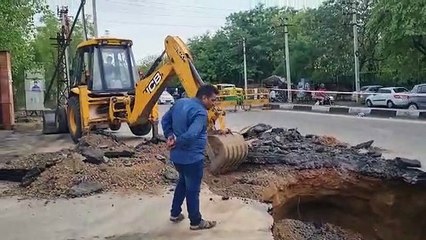 Mansarover में सड़क धंसी...पहली बारिश ने ही खोली पोल