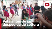 Acude a votar vestida de tortuga antes de su despedida de soltera