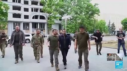 Volodímir Zelenski comprueba de primera mano la destrucción en Mikolaiv