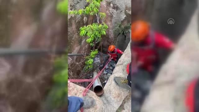 AFYONKARAHİSAR - İHH, profesyonel dağcılarla Karahisar Kalesi'nin eteklerini çöplerden arındırdı