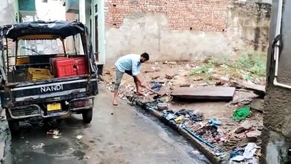 शहर में सफाई के लिए जिम्मेदार लापरवाह तो पार्षद सहित लोग खुद जुटे