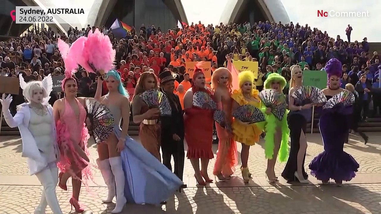 Sydney, un arcobaleno umano di mille persone per commemorare il primo Pride australiano
