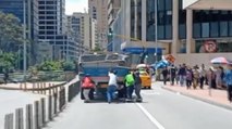 En video: menores ponen en riesgo su vida al remolcarse de un camión y caer sobre la vía