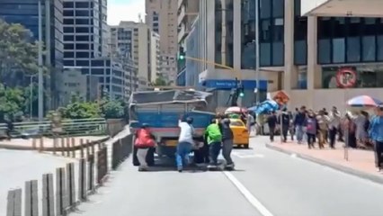 En video: menores ponen en riesgo su vida al remolcarse de un camión y caer sobre la vía