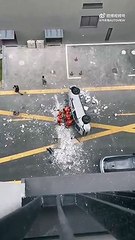 2 personas mueren tras la caída de automóvil eléctrico desde el tercer piso