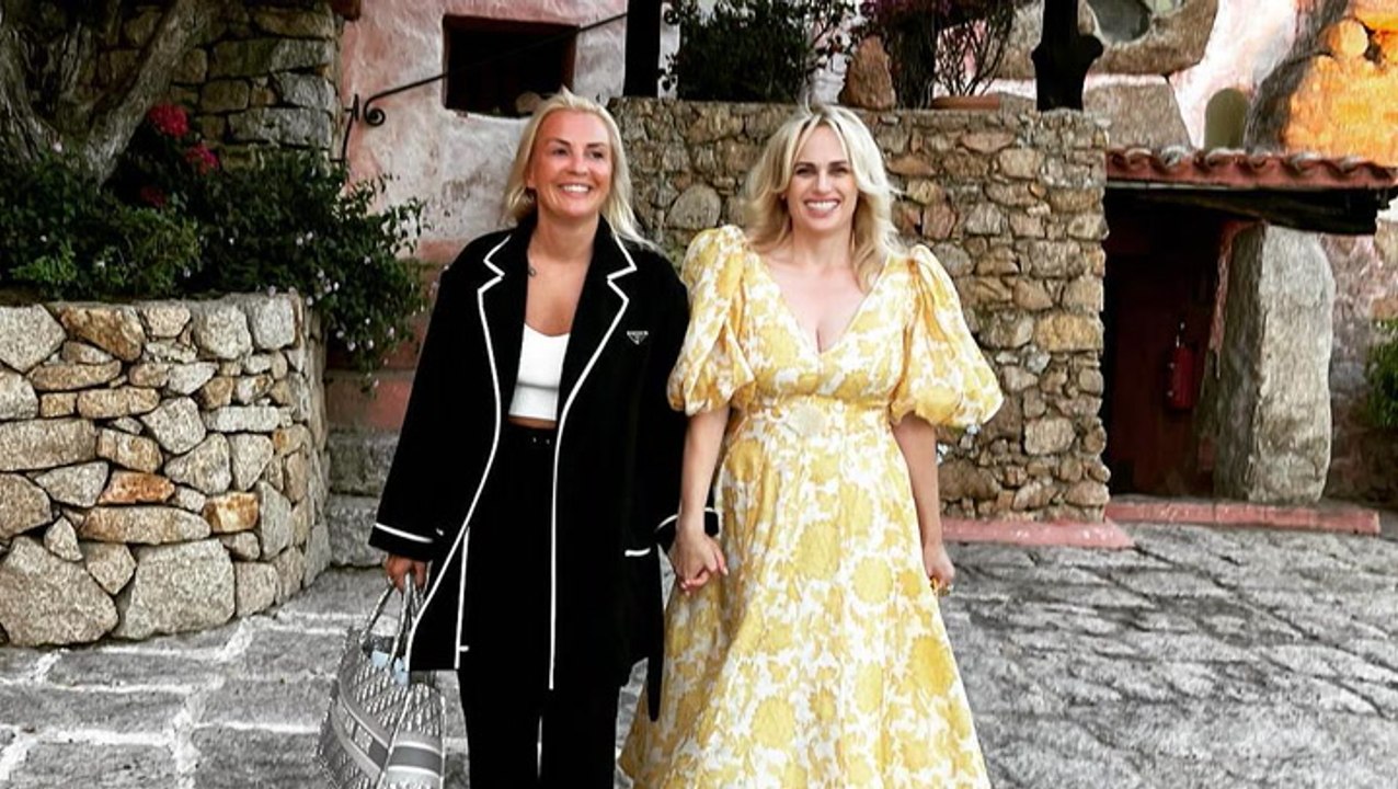 Frisch verliebt: händchenhaltend zeigen rebel wilson und ihre freundin allen ihr glück