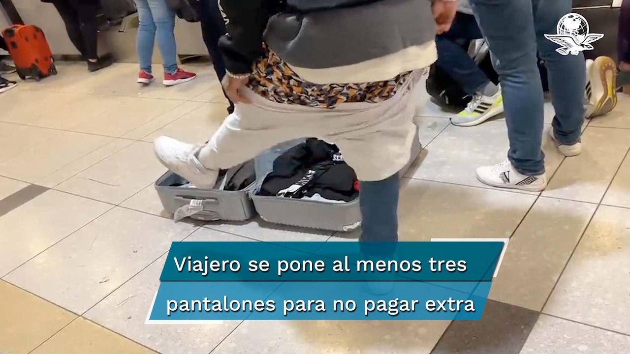 Para no pagar exceso de equipaje, turista saca y se pone su ropa