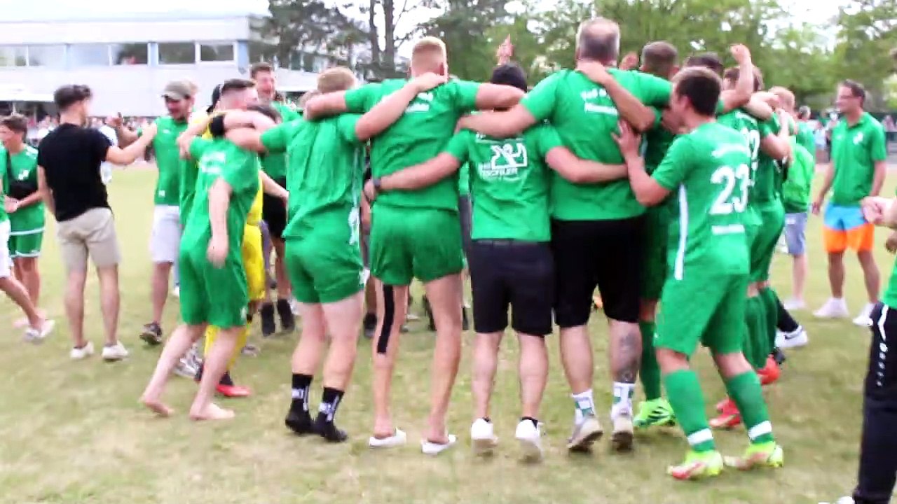 Jubelszenen nach dem Aufstieg des TuS GW Himmelsthür