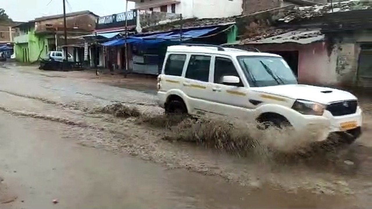 Video story- Feet full of water filling 100 meters long road on Anuppu